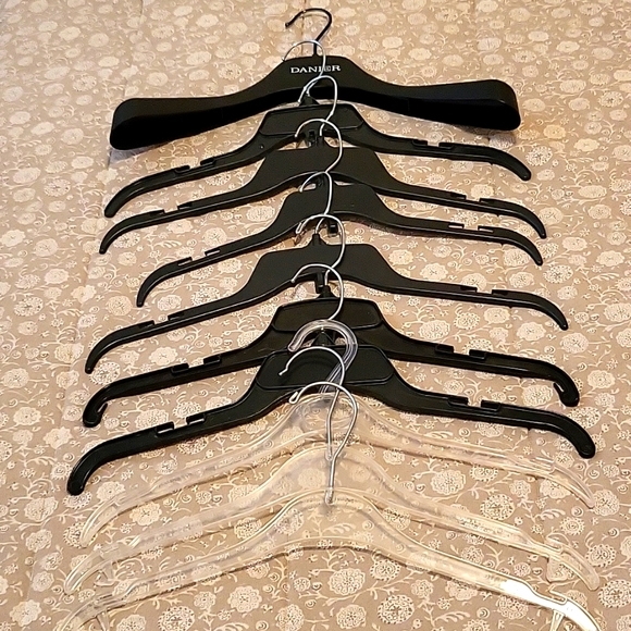 FLASH SALE! Get Organized! Set of 20 Jacket/Shirt/Dress Hangers, Black & Clear - Picture 3 of 5